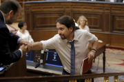 Iglesias se acerca a saludar a Ábalos en el debate de moción de censura.-JOSÉ LUIS ROCA