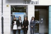 Inmaculada López -segunda por la izda.- posa junto al resto de su equipo en la sede de la calle Santa Clara.-RAÚL OCHOA