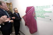 El consejero de Fomento y Medio Ambiente, Antonio Silván, y el alcalde del municipio, David Fernández en la inauguración de la ampliación y rehabilitación de la Casa Consistorial de Valverde de la Virgen (León)-Ical