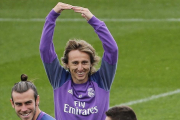 Modric, Bale y Kovacic, durante el entrenamiento de este sábado en la ciudad deportiva de Valdebebas.-EFE / MARISCAL