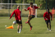 Lance del entrenamiento completado ayer por el Mirandés. TWITTER / @CDMIRANDES