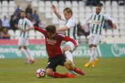 Sangalli cae al suelo en su intento por proteger la posesión de la pelota, ayer, en Córdoba.-LALIGA.ES