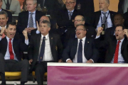 Rajoy celebra un gol-JUAN CARLOS CARDENAS / EFE