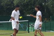 Álvarez (izquierda), durante un partido de dobles del reciente torneo de Roehampton.-ECB