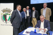 Varios directivos del Burgos CF antes de la Asamblea del  19 de junio.-RAÚL G. OCHOA