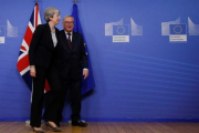 El presidente de la Comision Europea, Jean-Claude Juncker, junto a la primera ministra del Reino Unido, Theresa May, este miércoles en Bruselas.-EFE / OLIVIER HOSLET