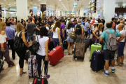 Pasajeros en el aeropuerto de El Prat.-RICARD CUGAT