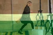La portavoz de JxCat, Elsa Artadi, en los pasillos del Parlament el pasado 9 de enero.-BERNAT VILARÓ (ACN)