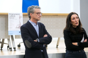 Emilio de Domingo y Laura Sebastián en el salón de actos de la Fundación Círculo en Gamonal. TOMÁS ALONSO