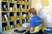 En la imagen, una trabajadora de Correos clasifica la correspondencia antes de repartirla-Efe