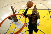 LeBron James, a punto de encestar-EZRA SHAW (USA TODAY SPORTS)