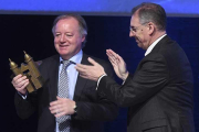 Ernesto Antolín recibió el FAE de Oro de manos de Miguel Ángel Benavente.-RAÚL G. OCHOA
