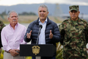 El presidente de Colombia Ivan Duque da unas declaraciones a la prensa acompanado por su ministro de Defensa  Guillemo Botero  y el comandante de las Fuerzas Militares de Colombia  mayor general Luis Fernando Navarro en Bogota, Colombia.-EFE  LEONARDO MUNOZ