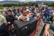 Ciudadanos venezolanos esperan en la frontera con Colombia para escapar de su país.-AFP / LUIS ACOSTA