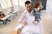 Un marroquí vota durante las elecciones legislativas en un colegio electoral en Rabat.-ABDELHAK SENNA / EFE