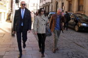 Raquel Gago sale de la la Audiencia Provincial de León acompañada por su procurador, Luis Enrique Valdeón (I), en una foto de archivo-ICAL