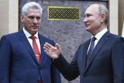 El presidente cubano, Miguel Díaz-Canel, y el ruso, Vladímir Putin, durante su encuentro este martes en Moscú.-ALEXANDER NEMENOV (AP)