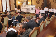 Algunos trabajadores acudieron al Pleno para defender la permanencia de la Diputación mediante la exhibición de varias pancartas reivindicativas.-I. L.M.