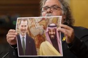Sesion de Control al Gobierno en el Congreso de los Diputados, Joan Tarda, portavoz de ERC, muestra una foto del rey Felipe VI-JOSE LUIS ROCA