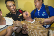 Un ciudadano chino que perdió a su mujer y a su hija en el atentado llora desconsolado en el Instituto de Medicina Forense de Bangkok.-Foto:   REUTERS / ATHIT PERAWONGMETHA