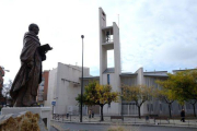 La parroquia de San Juan Maria de Vianney en el barrio del Zaidin de Granada, donde fue titular hasta su cese el lider de los Romanones, el sacerdote Román Martinez.-Foto: MAYKA NAVARRO