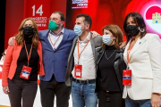Virginia Barcones, Adrián Barbón, Luis Tudanca, Adriana Lastra y Ana Sánchez saludan a los delegados socialistas. S. OTERO