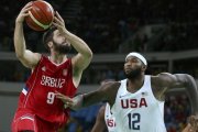 Markovic, de Serbia, intenta anotar en presencia de Demarcus Cousins-MARKO DJURICA / REUTERS