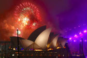 La Ópera de Sydney ha sido el marco, una vez más, de una de las bienvenidas al Año Nuevo más tempraneras y espectaculares del mundo.-REUTERS