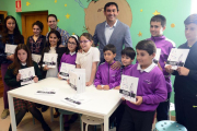 El director, Javier Íñigo (centro), y un puñado de alumnos y profesores que han participado en el proyecto presentaron el libro a los medios.-Ricardo Ordóñez