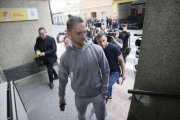 Jugadores del Eldense se dirigen a declarar.-MANUEL LORENZO