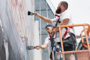 Telmo Miel lo forman un dúo de artistas holandeses que a menudo elevan su obra a escala monumental, creando enormes pinturas de tamaño arquitectónico en fachadas de edificios.-TELMO MIEL