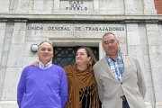 Faustino Temprano, futuro secretario de UGT deCastilla y León, con Carme Ámez y con el que será primer vicesecretario del sindicato Evelio Angulo.-J. M. LOSTAU