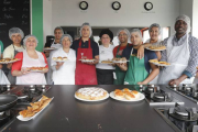 Los 14 asistentes al curso posan con sus platos en la escuela Enarina. Ahora realizarán prácticas en establecimientos hosteleros de la ciudad.-RAÚL G. OCHOA