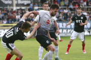 Un defensor del CD Vitoria derriba a Iker Hernández durante el partido de ayer.-RAÚL G. OCHOA