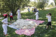 Niños y adultos vadean la lana.-SANTI OTERO