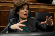 La vicepresidenta, Soraya Sáenz de Santamaría, en el Congreso este miércoles.-JOSÉ LUIS ROCA