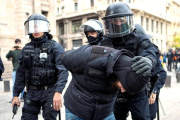 Efectivos de los Mossos d'Esquadra detienen a un simpatizante independentista.-EFE