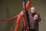 Marcos Hernando posa junto a una de las piezas de madera sobre las que gira la muestra.-Raúl Ochoa