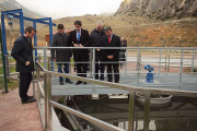 El consejero regional (centro ) y el presidente provincial César Rico (a su izquierda) conocieron ayer de primera mano las características de la dotación pancorbina.-G. G.