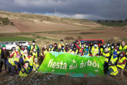 Foto de familia de los voluntarios de la plantación de árboles en los depósitos de agua Cerro de Moja Barbas. FUNDACIÓN OXÍGENO