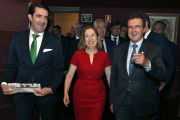La ministra de Fomento, Ana Pastor, participa en la tercera edición de Foropyme de León. Junto a ella, el delegado del Gobierno, Juan Carlos Suárez-Quiñones y presidente de Diario de León y Edigrup, José Luís Ulibarri-Ical