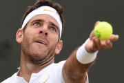 Del Potro saca ante Simon, en Wimbledon.-AFP / OLI SCARFF