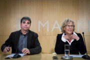 Manuela Carmena acompañada del edil de IU Jorge García Castano, el nuevo delegado de Hacienda.-/ LUCA PIERGIOVANNI (EFE)