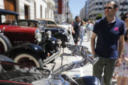 Los clásicos del motor se disponían al inicio del Paseo del Espolón para disfrute de todos los que no paraban de hacerse una foto con ellos.-RAÚL G. OCHOA