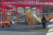 Una madre con su hija en un parque de Miranda, ISRAEL L. MURILLO