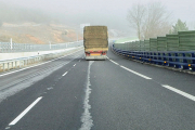 Las grietas obligaron a cortar dos kilómetros de carril de la BU-30 cerca del polígono de Villalonquéjar. ISRAEL L. MURILLO