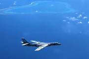 Un avión chino patrulla por islas y arrecifes del mar del Sur de China, en una foto sin fechar.-AP / XINHUA / LIU RUI