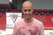 Ion Vélez posa sobre el césped de Anduva con la camiseta rojilla.-