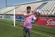 El nuevo guardameta del Mirandés, Roberto Gutiérrez, posa con su nueva camiseta en Anduva-ECB