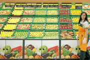 Una empleada de Mercadona en la frutería de uno de sus supermercados.-EL MUNDO